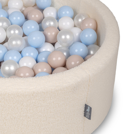 KiddyMoon Bällebad für Baby mit Teddy-Plüsch, Größere 7 cm Bälle für Eine Vollere Füllung, ab 8 Monaten, Abnehmbarer Bezug, Creme: Pastellbeige/Pastellblau/Weiß/Perle, 90 x 30 cm 300 Bälle