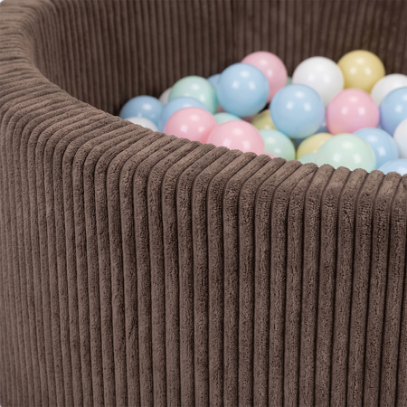 KiddyMoon Bällebad für Kinder aus Schaumstoff, weicher Rippbezug, abnehmbarer Bezug, waschbar, Braun: Pastellblau/Pastellgelb/Weiß/Minze/Puderros, 90 x 30 cm 200 Bälle