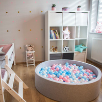 KiddyMoon Quadrat Bällebad Bällepool ∅ 7Cm Eckig Ballgruben Für Babys Spielbad Kleinkinder, Hergestellt in der EU, hellgrau:babyblau-puderrosa-perle, 120x30cm/600 Bälle